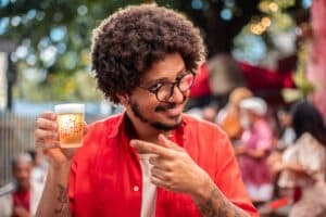 O humorista baiano João Pimenta estrela o filme da maior campanha do ano de Itaipava, a cerveja do Grupo Petrópolis.