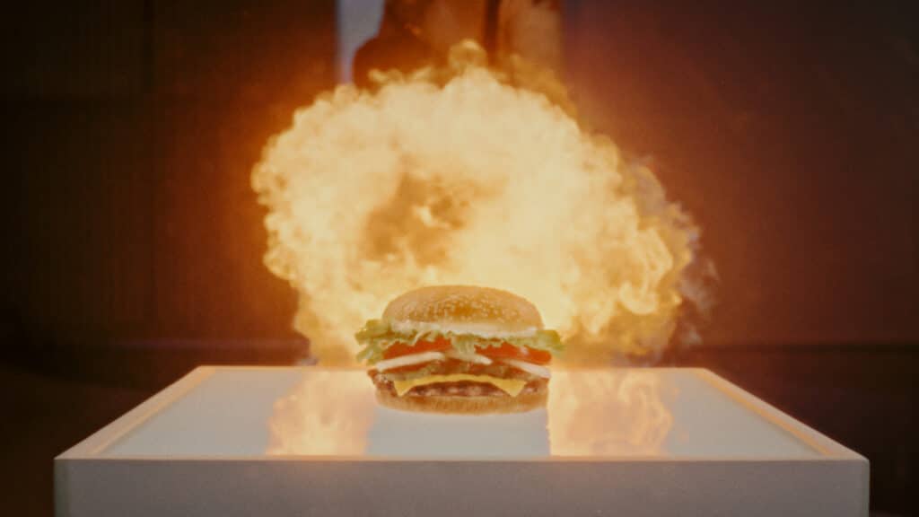 A FILA e o Burger King apresentam colaboração inspirada no lifestyle urbano, característica comum às duas marcas.