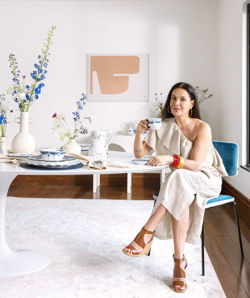 A CIMPLES by Carolina Ferraz, marca de home&lifestyle da atriz e apresentadora Carolina Ferraz, lança a coleção de louças 'Hamptons'.