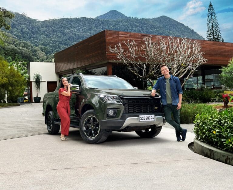 A Chevrolet S10 apresenta o novo filme da sua campanha “Sua vida pede uma S10”, com o casal Michel Teló e Thaís Fersoza.