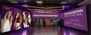 A Eudora, marca do Grupo Boticário, acaba de apresentar uma ação de Eudora Siáge no túnel de mídia do aeroporto de Congonhas.