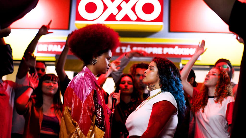 O OXXO chega com uma nova campanha, que reforça a proximidade como principal atributo, enaltecendo a conexão junto aos clientes.