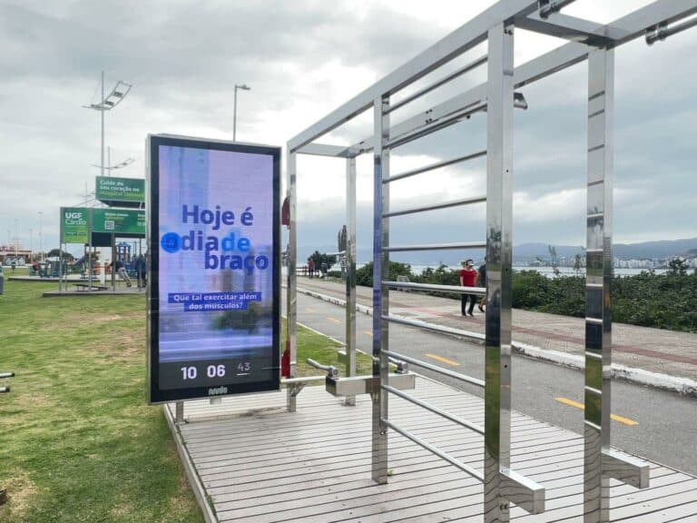 Pfizer Brasil estreia campanha visando alertar o público adulto sobre a importância de manter o calendário vacinal para a COVID-19 em dia.
