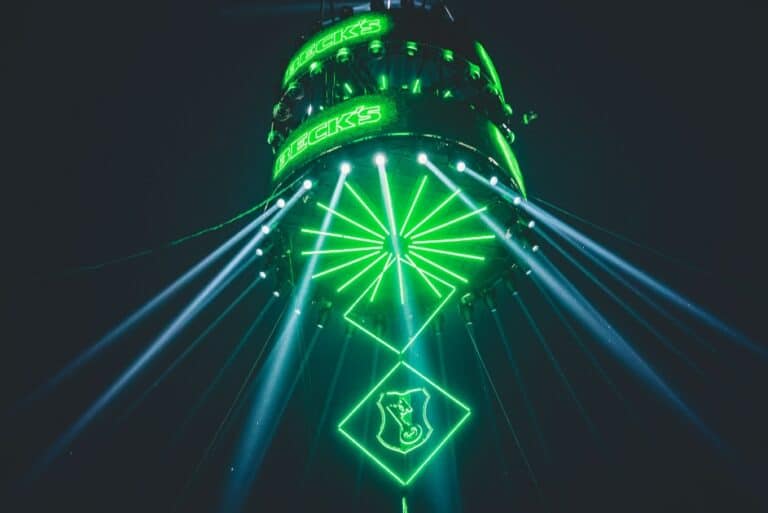 A Beck's, cerveja que trouxe o Tomorrowland de volta ao Brasil após sete anos, transforma a Faria Lima (SP) em pista de dança futurista.