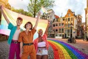 KLM promove ativação para impulsionar a inclusão, proporcionando um momento para celebrar as cores do orgulho com a comunidade LGBTQIA+.