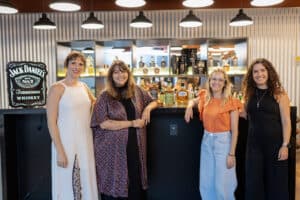 Para reforçar que mulheres e whiskey têm tudo a ver, a Jack Daniel's criou o projeto "As donas do bar" em parceria com a consultoria 65|10.