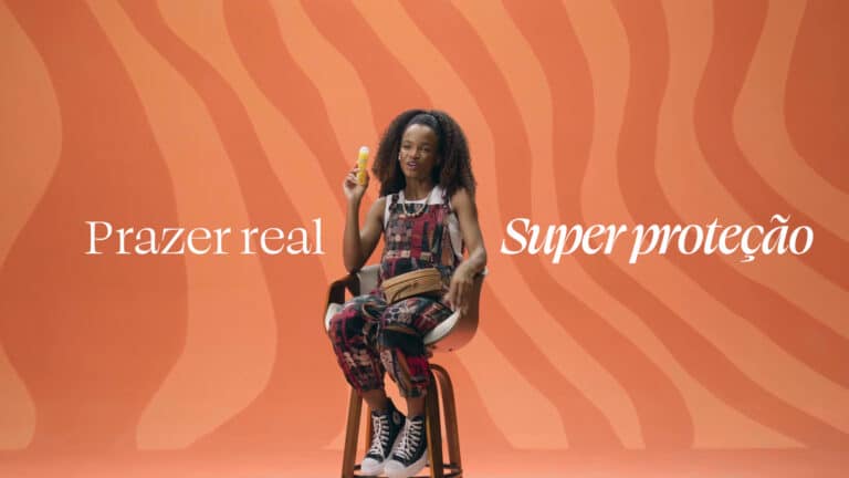 A Jontex acaba de lançar uma nova campanha para os produtos Jontex Sensação Pele com Pele, uma linha especial de preservativos.