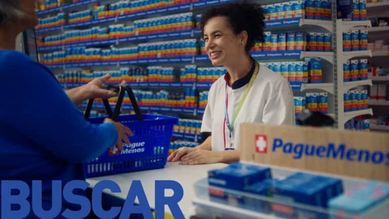 Pague Menos lança um novo filme institucional que explora situações do dia a dia, destacando como a população pode sempre contar com a rede.