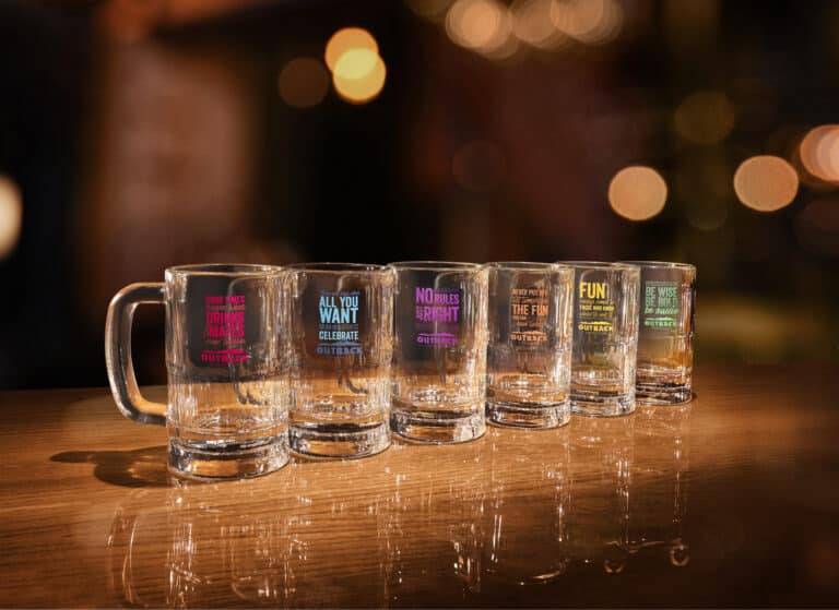 O Outback Steakhouse anuncia o retorno da sua famosa promoção "Canecas Outback" junto de grandes marcas AmBev.