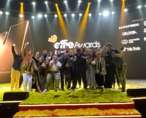 Pelo segundo ano consecutivo, a Ambev foi reconhecida como a anunciante do ano no Effie Awards Brasil, algo inédito nos últimos dez anos.