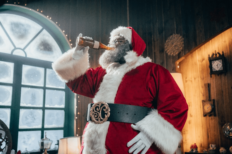 A Coca-Cola deseja exaltar as pessoas de todo o mundo que estão espalhando atos de bondade e celebrando o espírito do Papai Noel.