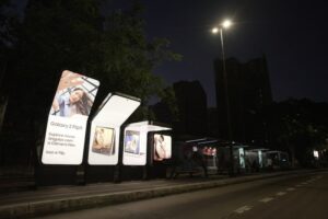 Para destacar o formato do Galaxy Z Flip5, a Samsung promove uma ativação especial, em abrigos de ônibus selecionados na cidade de São Paulo.