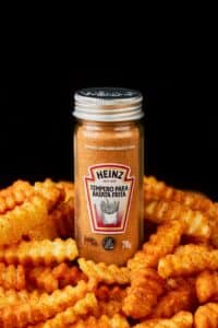 Heinz se une a BR Spices, marca brasileira de temperos, para anunciar a entrada em uma nova categoria: tempero para batata frita.
