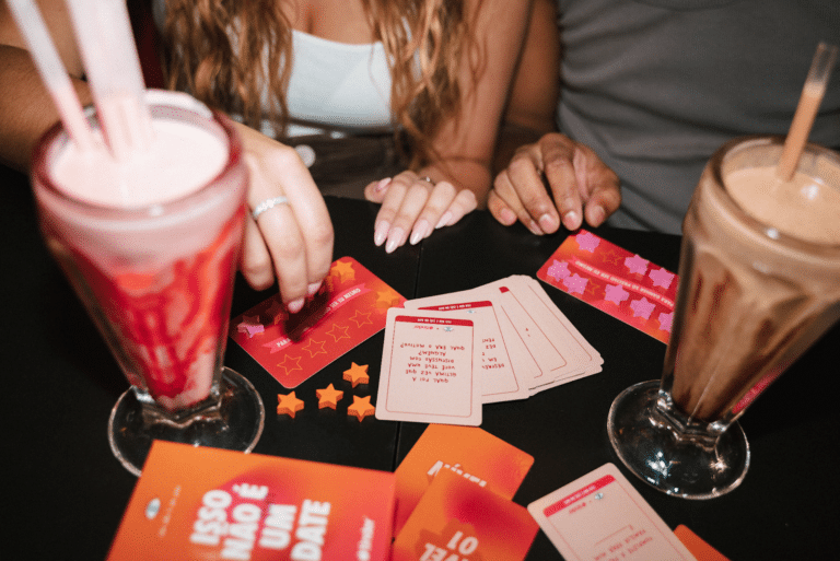 O Tinder e a Isso Não É Um Jogo, criada para melhorar todas as formas de relacionamento, se juntam para trazer ao mercado um novo card game.