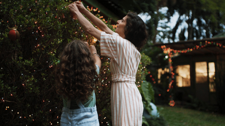 O Boticário criou sua nova campanha de Natal, que mostra que nenhum presente é maior do que estar com quem se ama agora.