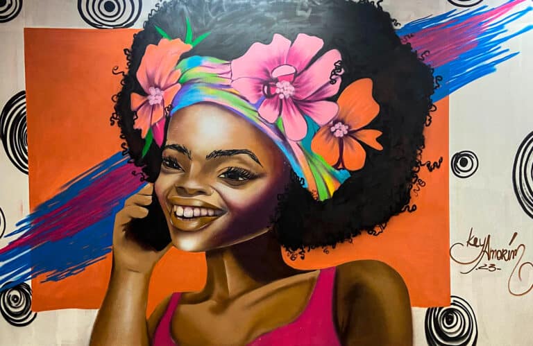 Instituto Gloria conscientiza sobre a violência contra a mulher através de artes que sofrem intervenções em Brasília.