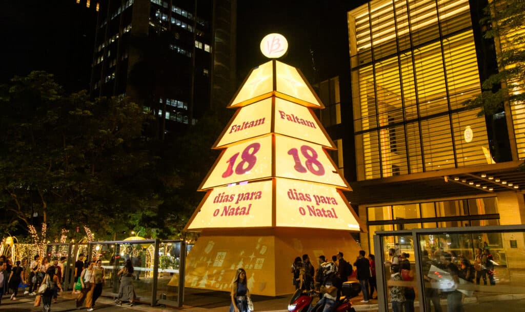 Bauducco surpreende com árvore de Natal gigante de LED na Avenida Paulista