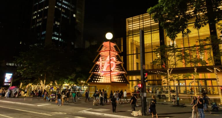 Bauducco surpreende com árvore de Natal gigante de LED na Avenida Paulista