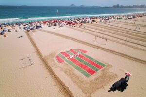 Camisa gigante do Fluminense ganha a areia de Copacabana (3)