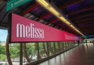 A Melissa está prestes a fazer sua próxima parada na capital paulista, se aventurando por São Paulo no trem da Linha 9 – Esmeralda.
