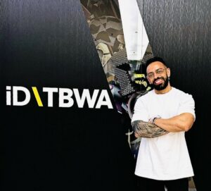 A iD\TBWA anuncia, para acompanhar o cenário e fortalecer criativamente novas experiências de marca, a contratação de Gabriel Silva.