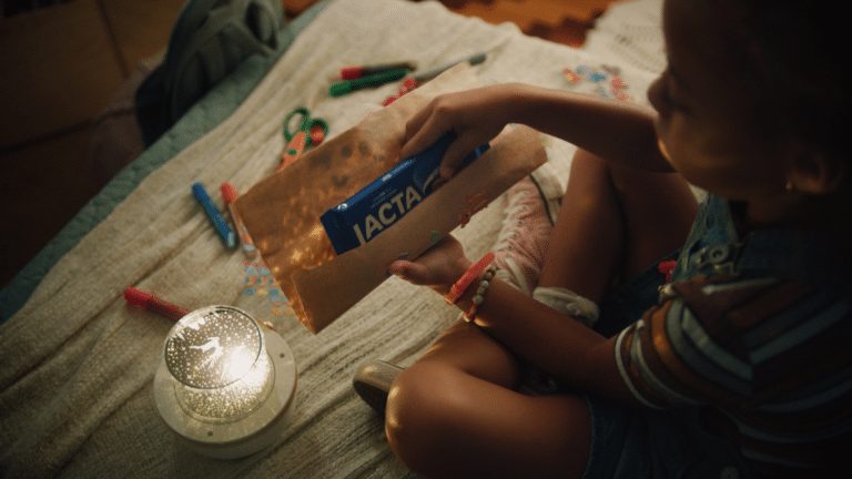 Lacta destaca a relevância das conexões humanas em campanha de Natal