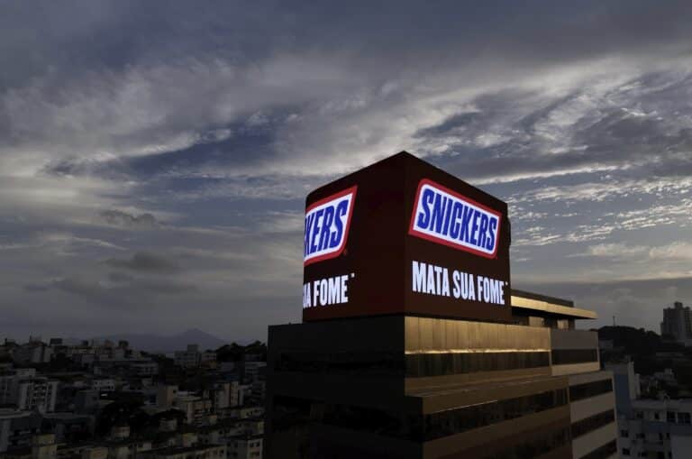 A SNICKERS produziu uma versão exclusiva de sua nova campanha, com a icônica pergunta “Como você fica quando está com fome?” em mídia D|OOH.