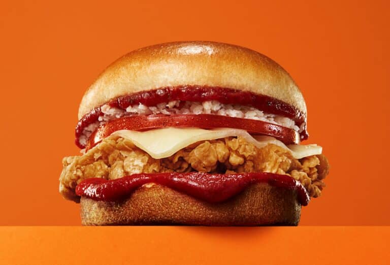 A Popeyes, única rede de fast food que tem o frango frito marinado por 12 horas e empanado à mão, melhora ainda mais o seu frango.