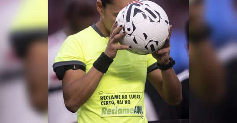 Reclame AQUI patrocina camiseta de arbitragem para incentivar que reclamações sejam feitas no lugar certo