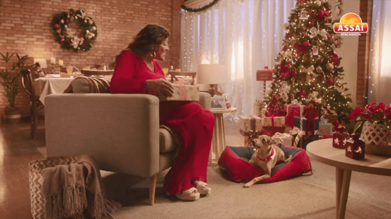 Regina Casé estrela campanha de Natal do Assaí Atacadista