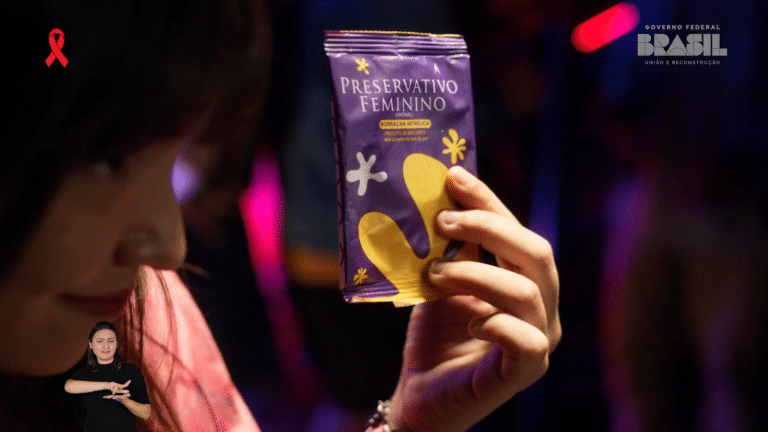 Assim, o Ministério decidiu criar uma campanha, desenvolvida pela DeBritoBrasil, que reforça a importância da prevenção contra o vírus HIV.