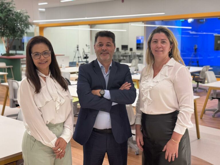 A profissional Corina Campos inicia um novo desafio: ela está à frente do departamento comercial e marketing da Elo Editora.