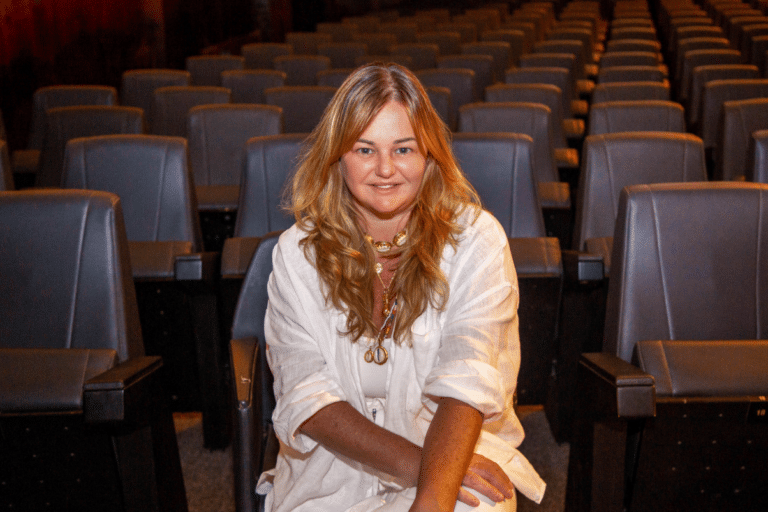 A produtora Aventura acaba de anunciar a promoção da profissional Júlia Torres para o cargo de Diretora de Marketing.
