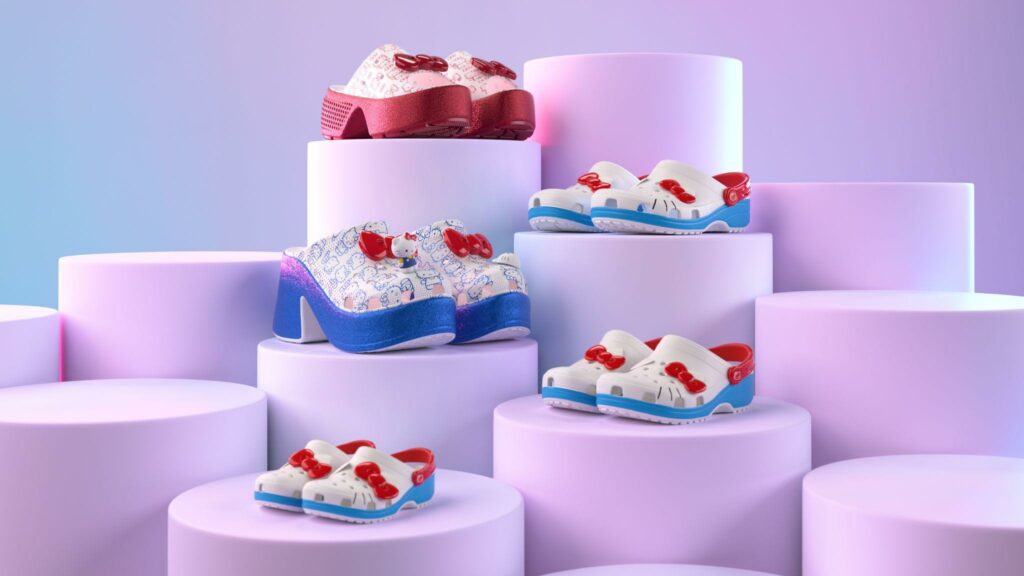 A Crocs celebra os 50 anos da Hello Kitty com uma coleção inédita de calçados criados especialmente para a data.