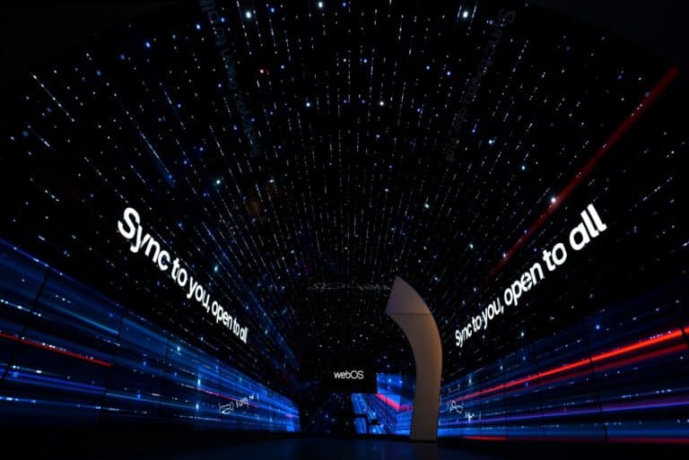 LG recebe os visitantes no estande da empresa na CES 2024 com uma riqueza de experiências envolventes e deslumbrantes por meio da zona webOS.
