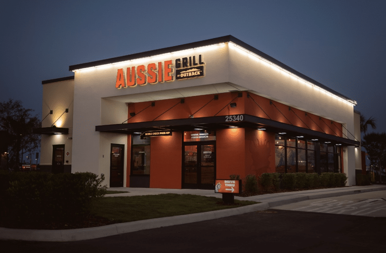 O restaurante Aussie comunica 30% de desconto na compra de um combo completo com o "Chicken-Chicken Sandwich" ou "Double Bacon Burger".