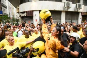 A 99 marcou presença nos pré - carnavais do Rio de Janeiro e Salvador com a campanha "De rua a gente entende".