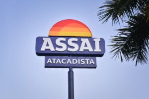 O Assaí Atacadista apresenta sua nova identidade visual, conectada ao posicionamento adotado no início de 2023, "Para todos, de Sol a Sol".