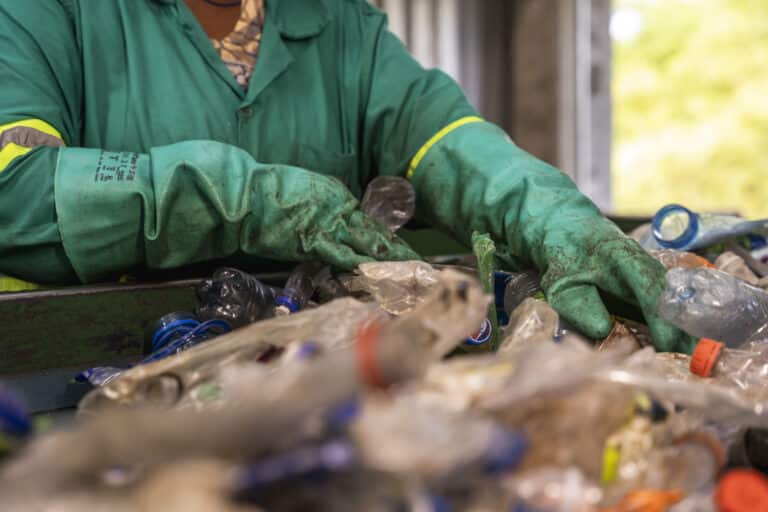 1.120 catadores envolvidos nos eventos terão melhores condições de trabalho asseguradas pelas empresas Solar Coca-Cola e Instituto Heineken. 