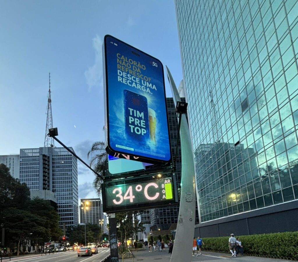 O relógio localizado na Av. Paulista foi transformado em um freezer em formato de celular que abre revelando cervejas geladas cenográficas.