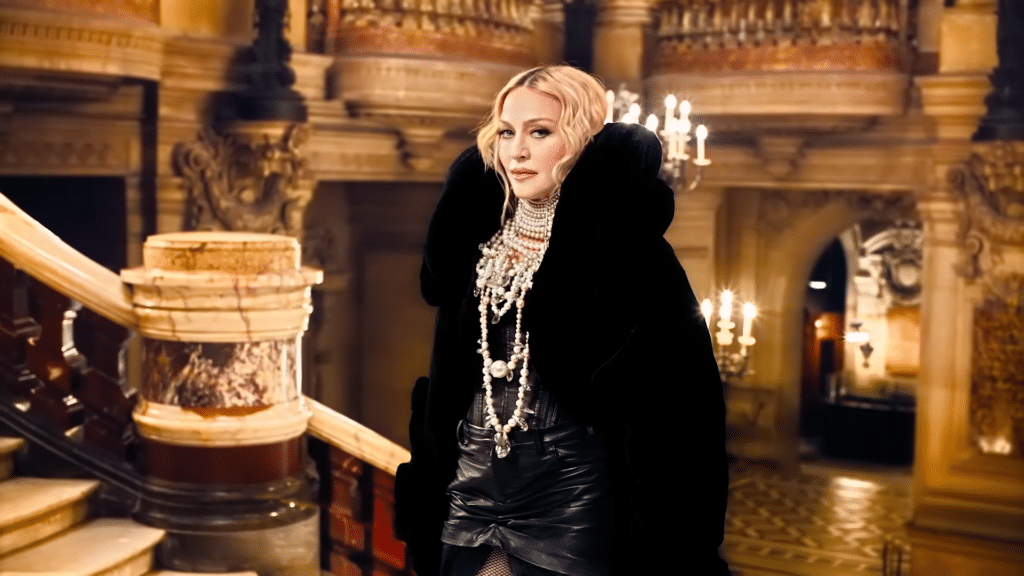 Madonna se juntou ao Itaú Unibanco para estrelar um novo filme de campanha que que celebra os 100 anos do banco.