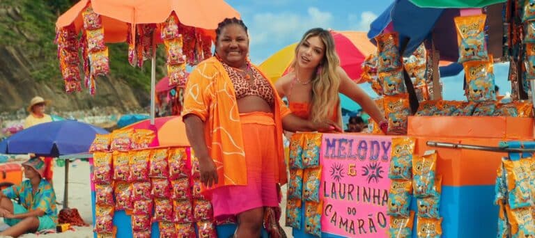 Título da campanha: CHEETOS® Verão 2024 Agência: AlmapBBDO Anunciante: PepsiCo Título: CHEETOS®Verão 2024 Produto: Cheetos® Verão Presidente e CEO: Filipe Bartholomeu CCO: Luiz Sanches e Pernil Diretores Executivos de Criação: Fernando Duarte e Henrique Del Lama Criação: Aline Fucs, Catharina Mendonça, Luiza Lopes e Yasmin Oliveira COO: Fernanda Tedde Atendimento: Tatiana Vidonscky, Roberta Rivera, Amanda Alonso e Marya Victoria Moura Planejamento: João Gabriel Fernandes, Maria Claudia Conde, Raphael Caffarena, João Victor Cavalcante Estratégia de Conteúdo Digital: Guilherme Salgado e Ana Beatriz Santana Produtor Gráfico: José Roberto Coordenação Produção Gráfica: Rose Ribeiro Tratamento de Imagem: Triple A Arte Final: Triple A Revisão: Eliana Pavan Produção audiovisual: Diego Villas Boas, Charles Nobili, Tatiana Angelim PepsiCo: Cecília Dias, Daniel Camillo, Laila Antunes, Tayná Novoa, Sara Nascimento e Gracielle Paixão, Ana Luiza Miranda Agência de Mídia Digital | Ampfy Gestão de mídia: Camila Costa e Bruna Meta Planejamento de mídia: Mariana Corrêa Operação de mídia: Fernanda Oshiro, Gabrielle Kovalsi e Vivian Lupi Data Intelligence: Isadora Alves Agência de PR | Inpress Porter Novelli Diretora de conta: Thais Szpigel Gerente de conta: Camila de Paula Time de Atendimento: Vivian Fróes, Thais Benica e Vinicius Redaelli Produtora | Voz Christina Alvares de Melo: Diretora criativa de conteúdo e estratégia de influência (Voz) Bruna Prado: Producer Yara Tieppo: Producer Allan Casagrande: Producer Produtora | Live Mila Andrade – Diretora de Projetos Live Mkt Jeniffer Oliveira - Diretora de Produção Live Mkt PRODUÇÃO FILME - AÇÃO PRAIA RJ Produtora de imagem: Rising Directors Direção: Talita Menezes Assistente de Direção: Luiza Baccelli 2ª Assistente de Direção: Luana Korossy Fotografia: Caio Humb Diretor de Arte: Alex Gabriel Produtor Executivo: Lucas Neves e Pedro Olaya Produção: Gabriela Iglesias Coordenação de Produção: Elisa Mello Atendimento: Andressa Cardoso Assistente de Atendimento: Nicoli Azevedo Pós-Produtora: Eddie House Coordenação de Pós: Mell Helade Montador: Ariel Serrão Animação: Thaise Silva Color Grading: Ariel Serrão Produtora de Som: Cabaret Produção Musical: Letícia Medeiros Compositor: André Henrique Mixagem: Gab Scatolin Finalização: Letícia Medeiros Atendimento: Ingrid Lopes, Junior Freitas e Bárbara Russiano Coordenação: Leo Vieira, Chandra Lima, Mavi Capelasso e Débora Mello PRODUÇÃO FILME - PATROCÍNIO PAULISTA Produtora de imagem: Rising Directors Direção: Talita Menezes Assistente de Direção: Luiza Baccelli 2ª Assistente de Direção: Luana Korossy Fotografia: Kairo Lenz Diretor de Arte: Feg Iranço Produtor Executivo: Lucas Neves e Pedro Olaya Produção: Lucas Branco Coordenação de Produção: Elisa Mello Atendimento: Andressa Cardoso Assistente de Atendimento: Nicoli Azevedo Pós-Produtora: Eddie House Finalização: Pedro Lamana Coordenação de Pós: Mell Helade Montador: Ariel Serrão Animação: Thaise Silva Color Grading: Ariel Serrão Produtora de Som: Cabaret Produção Musical: Letícia Medeiros Compositor: André Henrique Mixagem: Gab Scatolin Finalização: Letícia Medeiros Atendimento: Ingrid Lopes, Junior Freitas e Bárbara Russiano Coordenação: Leo Vieira, Chandra Lima, Mavi Capelasso e Débora Mello