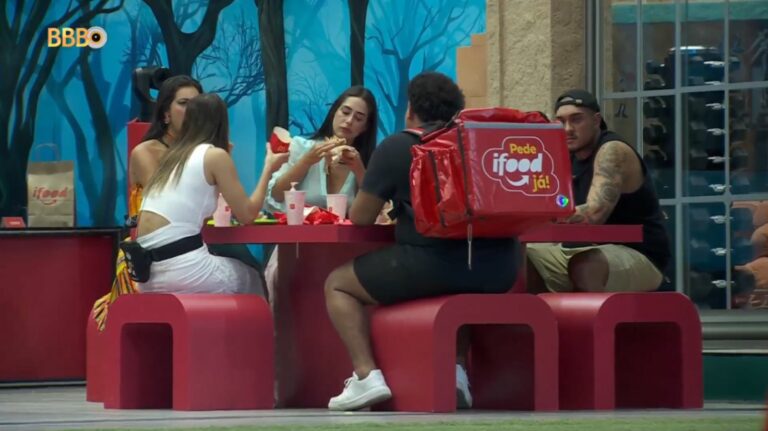 Os participantes do BBB24 receberam via iFood o lançamento do sanduíche mais queijolícia do Méqui, o Big Tasty Turbo Queijo.