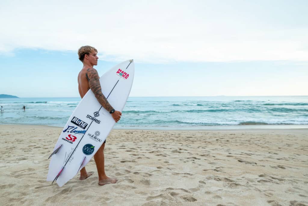 A rede de franquias de comida havaiana Mana Poke anunciou o patrocínio ao surfista paulista Fernando Júnior, de São Sebastião.