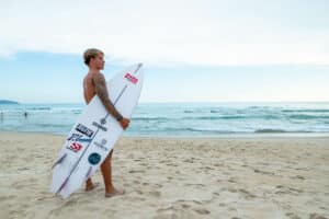 A rede de franquias de comida havaiana Mana Poke anunciou o patrocínio ao surfista paulista Fernando Júnior, de São Sebastião.