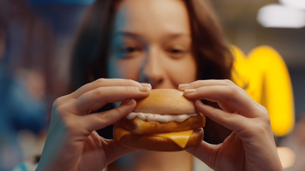 Inspirado por "Borbulhas de amor", o McDonald's buscou uma das vozes mais marcantes do país para cantar a volta do McFish: Fábio Jr. 