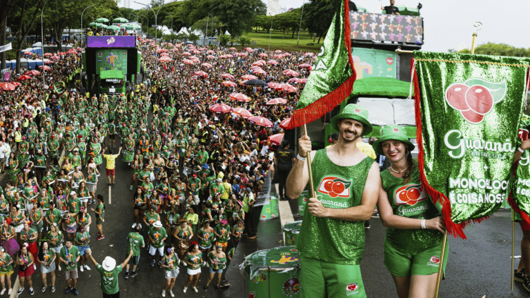 Carnaval e Guaraná Antarctica compartilham mais do que o fato de serem expressões da identidade nacional: ambos moram no coração do povo.