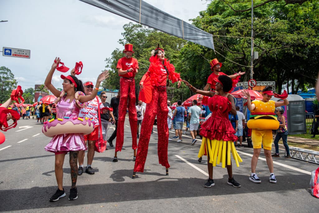iFood, patrocinador do carnaval de rua do RJ e de Salvador, irá espalhar alegria, sabor e diversão para os foliões com ações especiais.