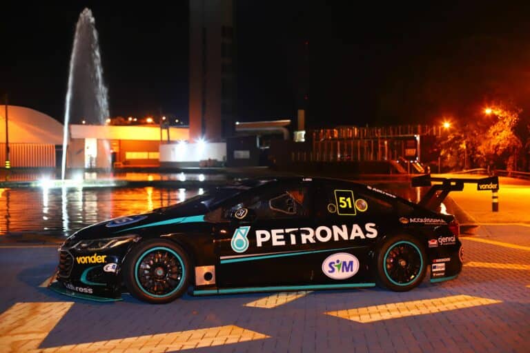 A PETRONAS Lubrificantes Brasil comunica a renovação do patrocínio ao piloto Átila Abreu para a Stock Car 2024.