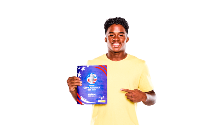 O atacante Endrick é o mais novo embaixador da Panini para o álbum de figurinhas oficial da CONMEBOL Copa América 2024.O atacante Endrick é o mais novo embaixador da Panini para o álbum de figurinhas oficial da CONMEBOL Copa América 2024.